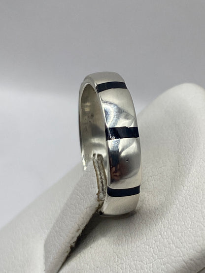 Perfil lateral del anillo de plata .925 con incrustaciones de ónix negro
