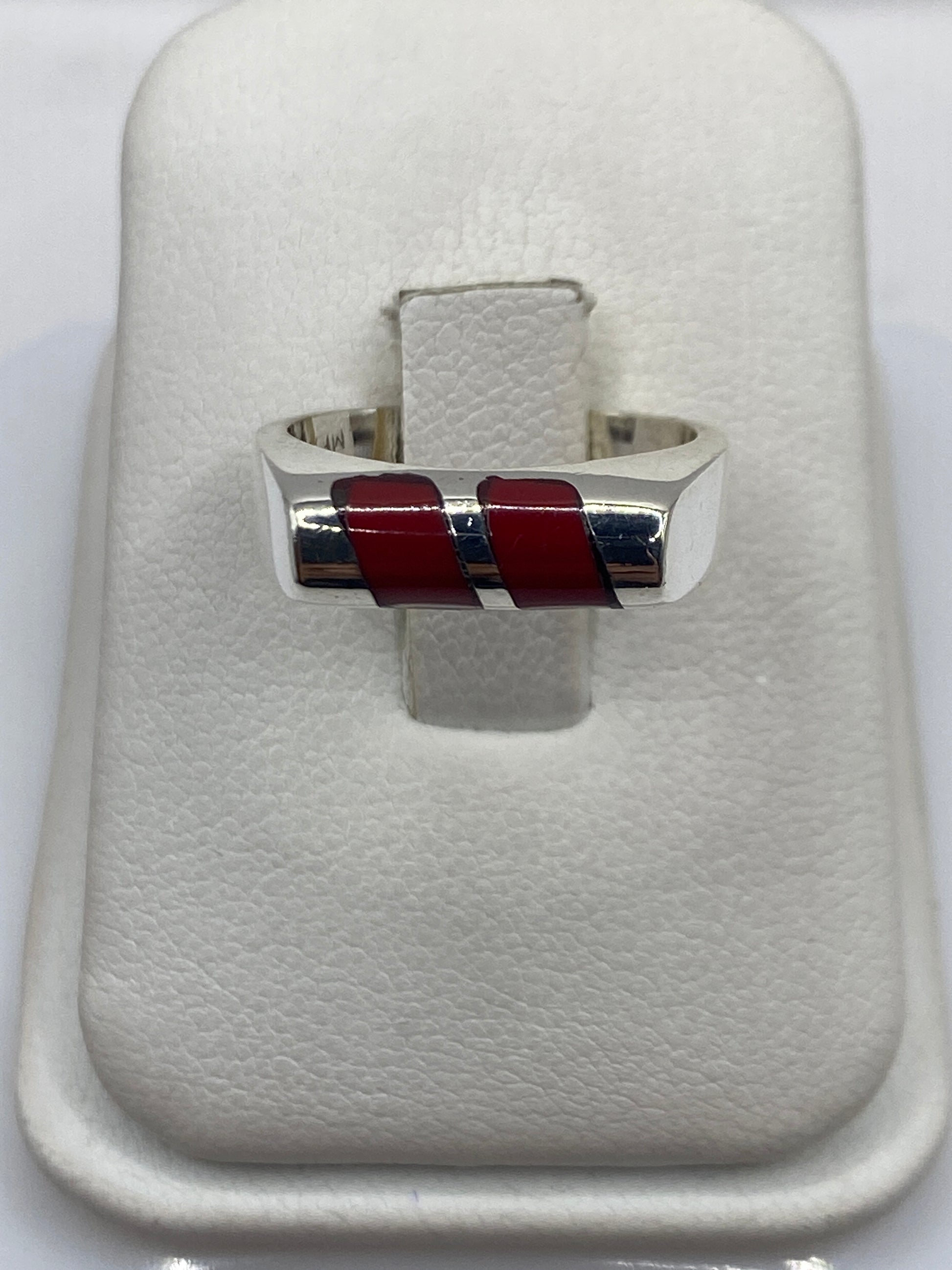 Anillo de plata .925 con coral rojo natural, vista frontal sobre fondo blanco
