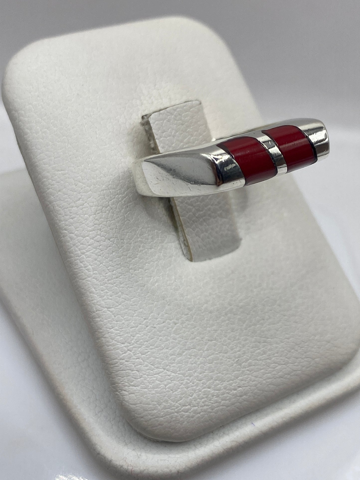 Anillo de coral rojo en mano, mostrando el tamaño y la presencia de la piedra