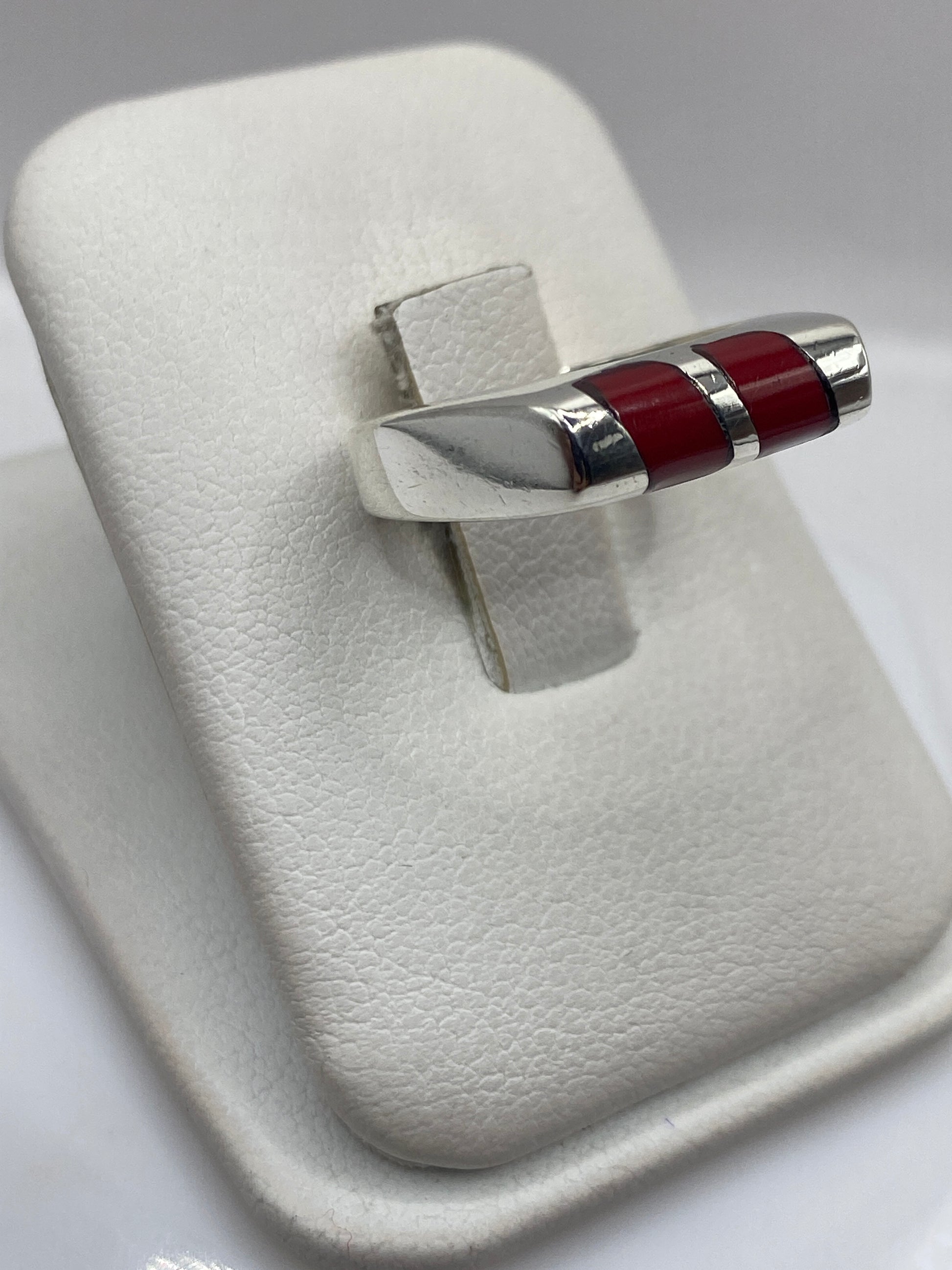 Anillo de coral rojo en mano, mostrando el tamaño y la presencia de la piedra