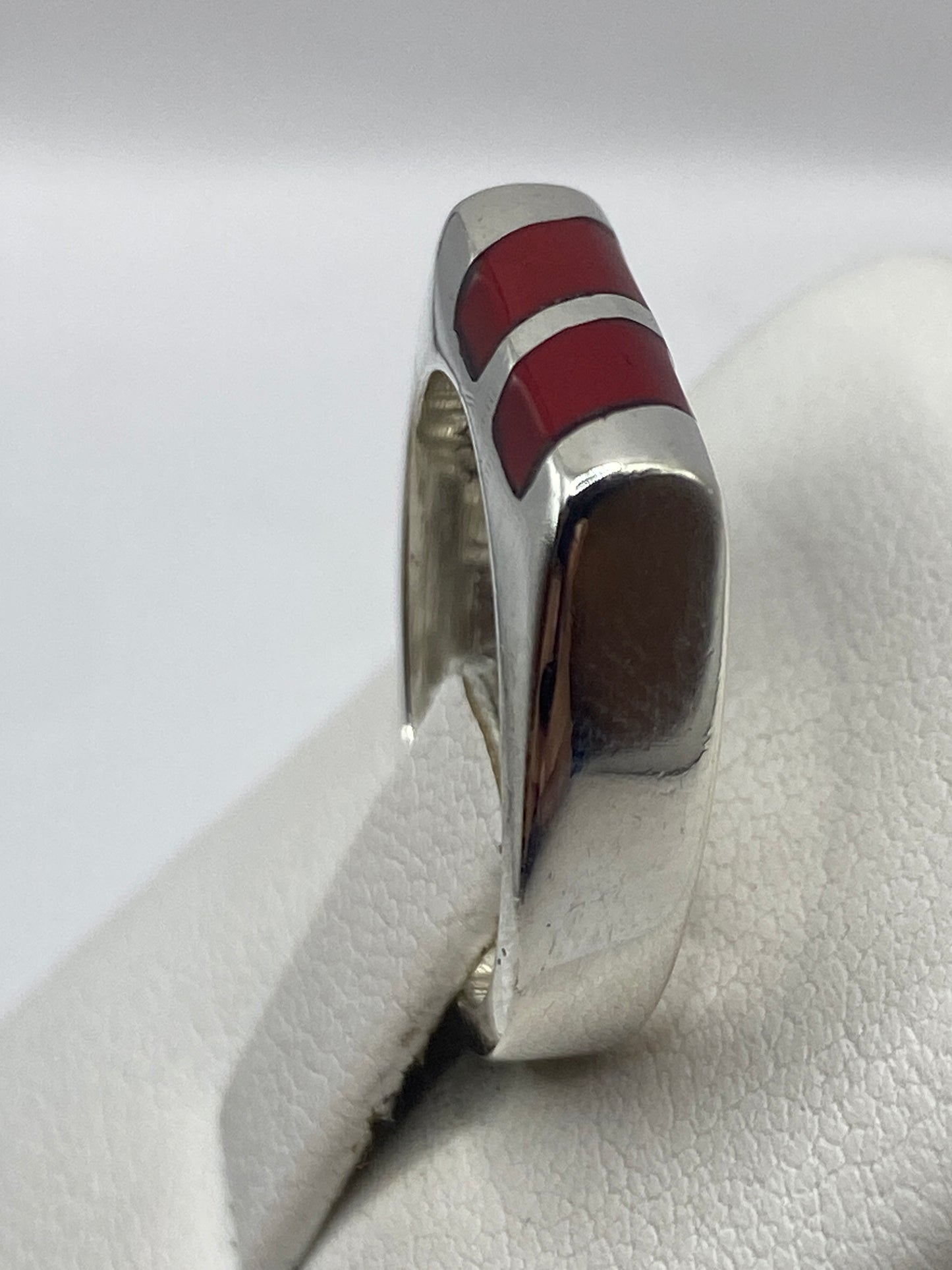 Detalle lateral del anillo unisex de plata con banda de 8 mm