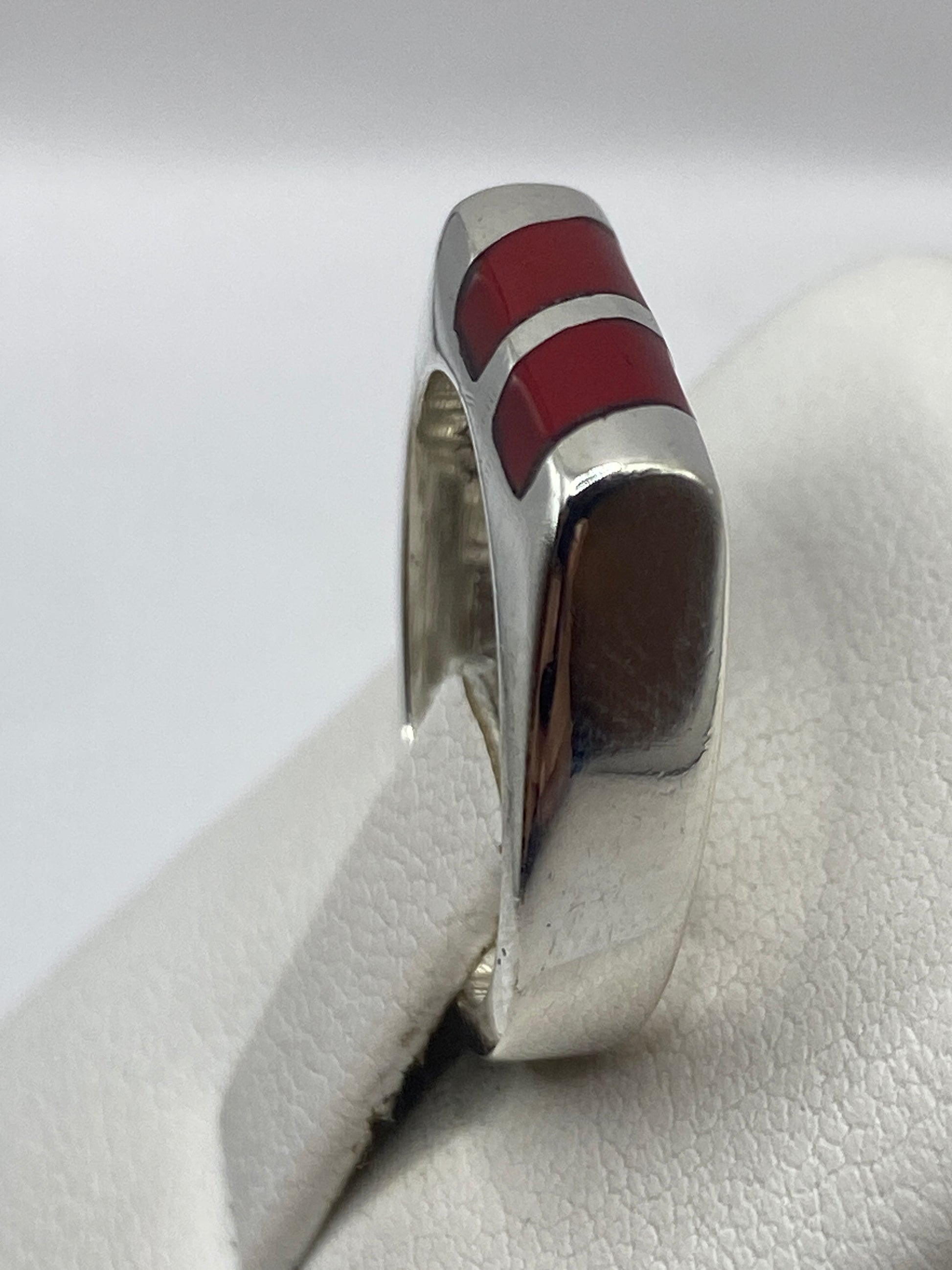 Detalle lateral del anillo unisex de plata con banda de 8 mm