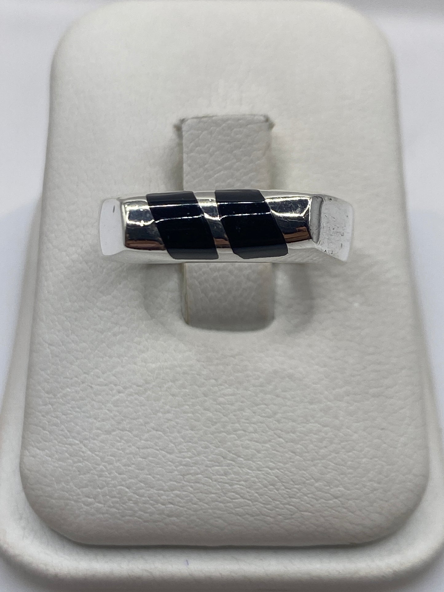 Anillo de plata con ónix negro en dos cuadrados geométricos sobre fondo blanco