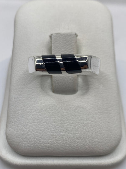 Anillo de plata con ónix negro en dos cuadrados geométricos sobre fondo blanco