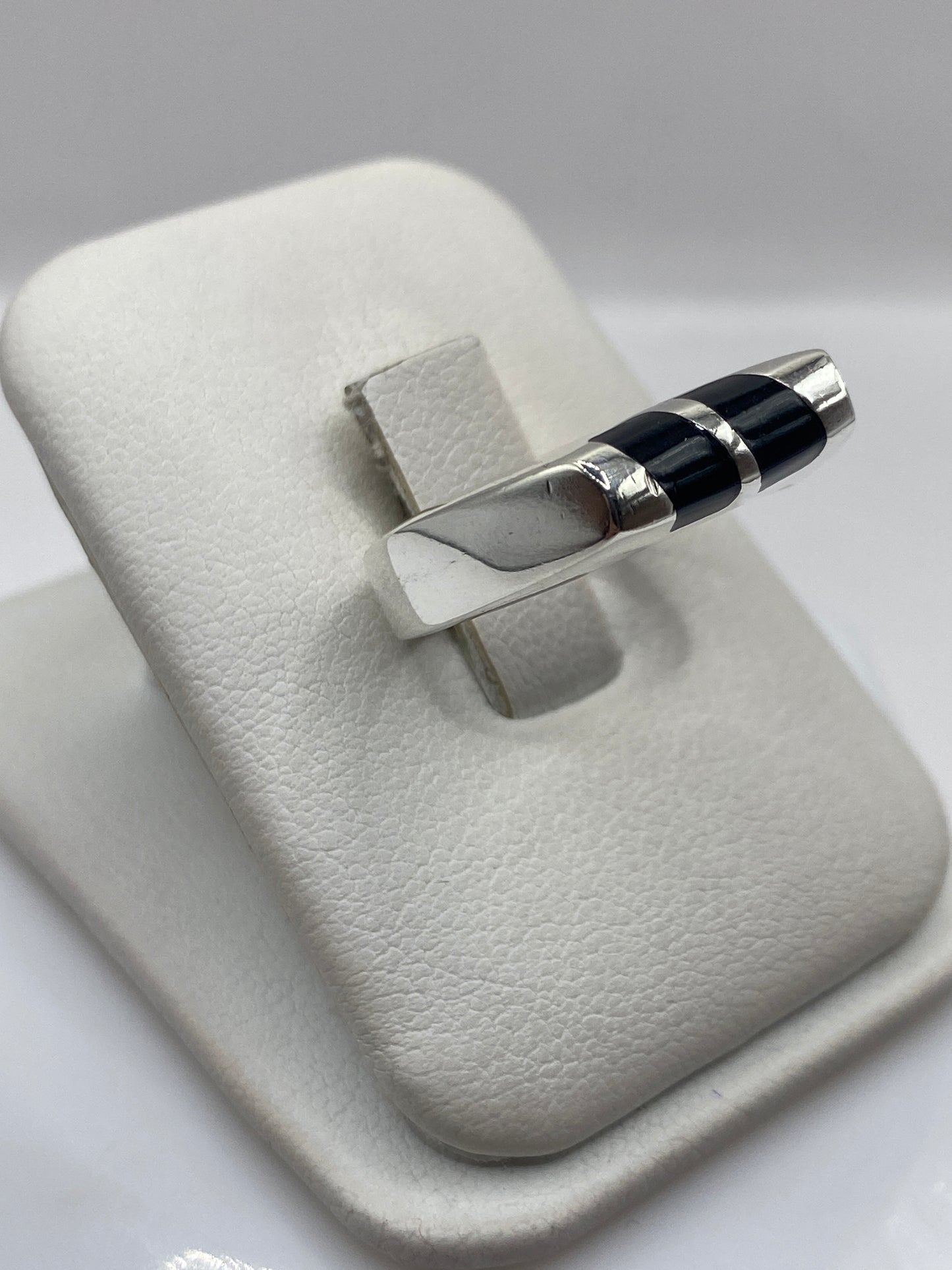 Vista lateral del anillo minimalista de plata .925 con ónix negro pulido