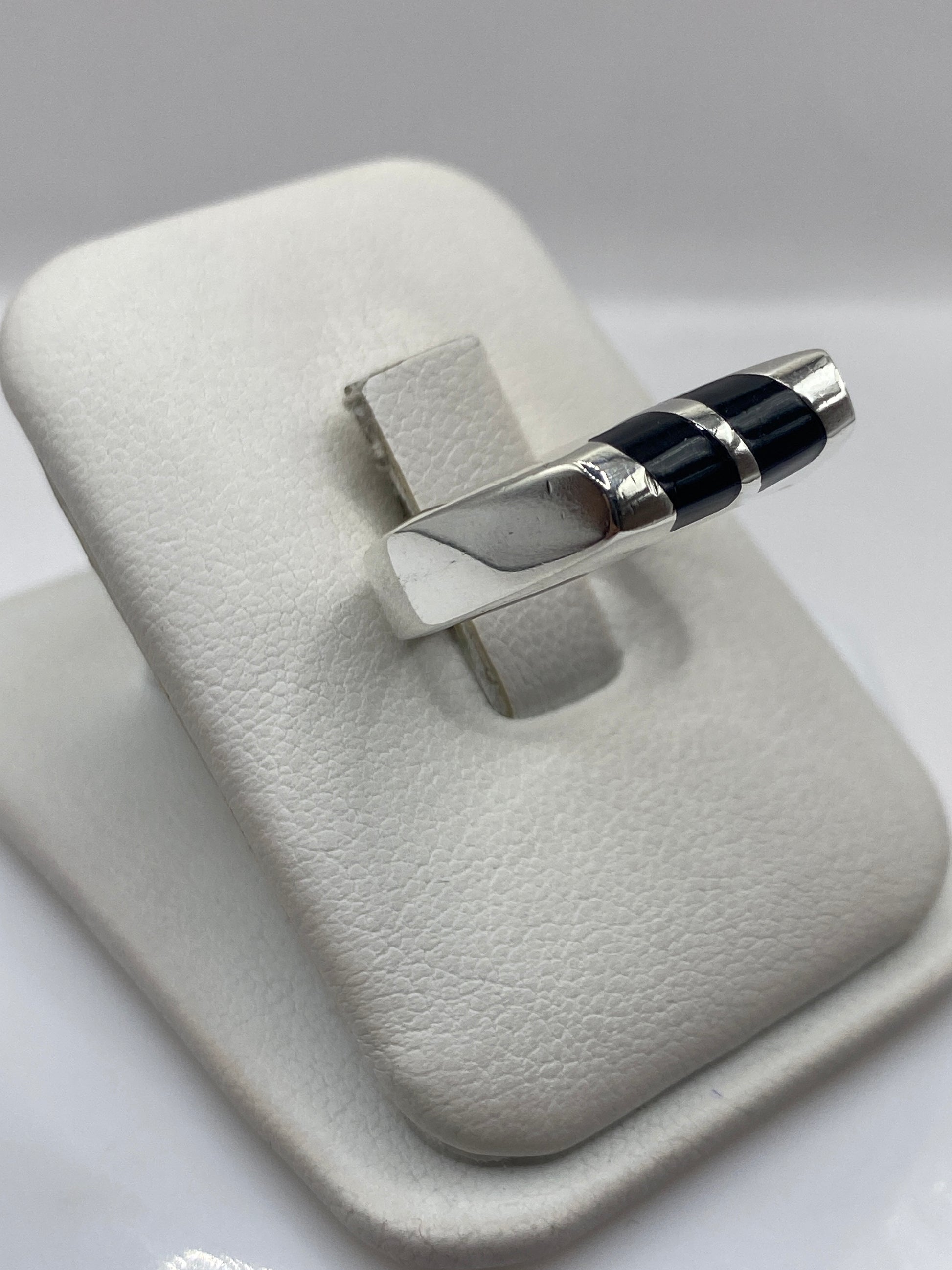 Vista lateral del anillo minimalista de plata .925 con ónix negro pulido