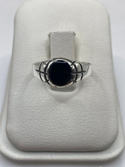 Anillo de plata .925 con ónix negro pulido, diseño minimalista en caja blanca