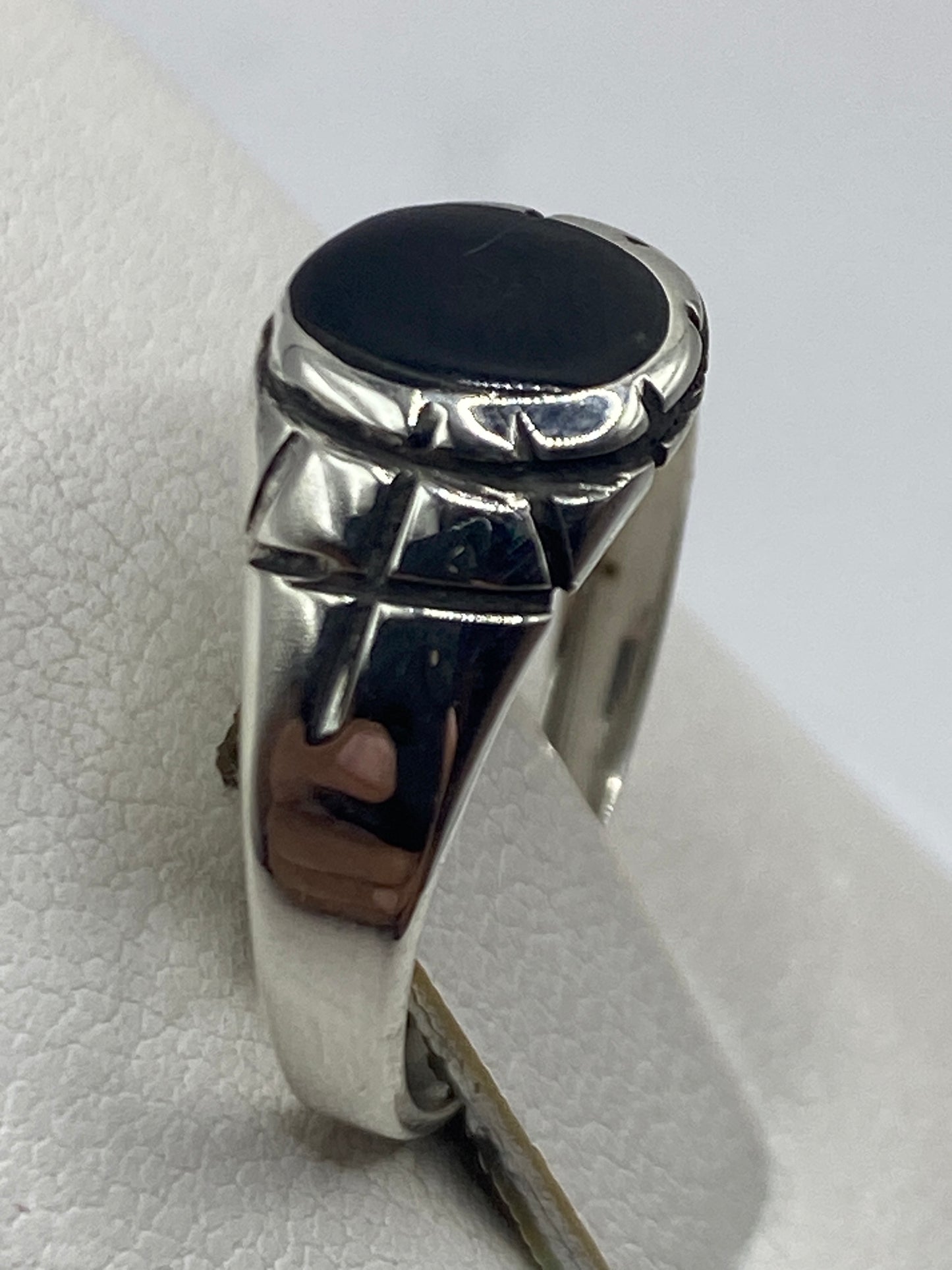 Detalle del ónix negro brillante engastado en plata de Taxco