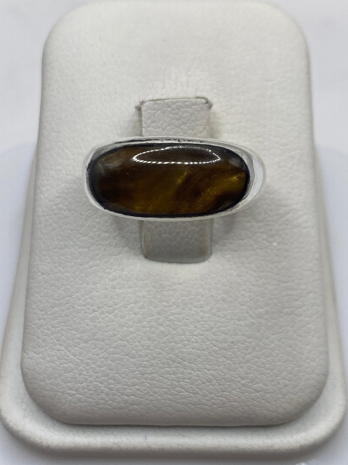 Anillo sello de plata .925 con piedra café natural en estuche de presentación blanco