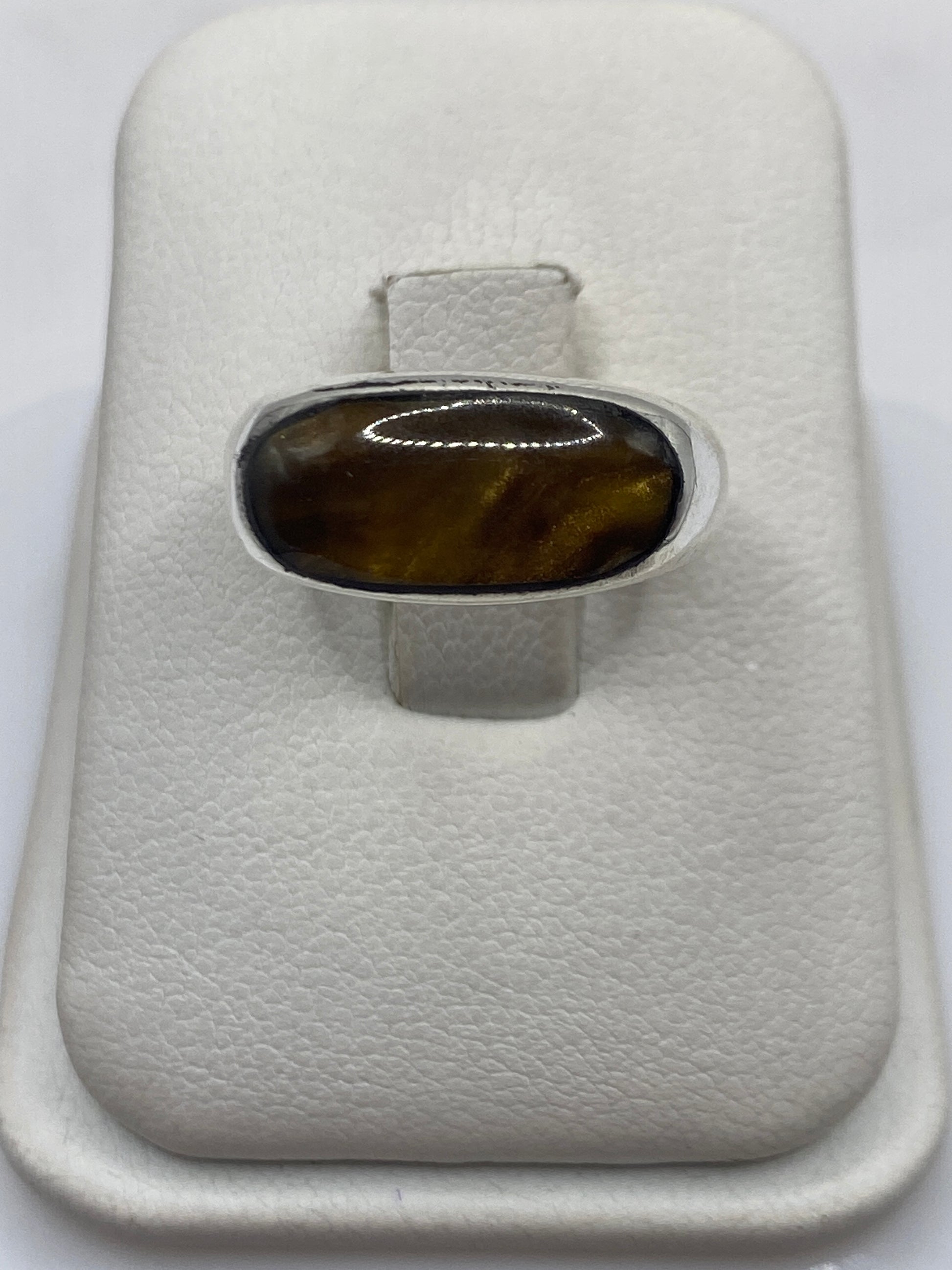 Anillo sello de plata .925 con piedra café natural en estuche de presentación blanco