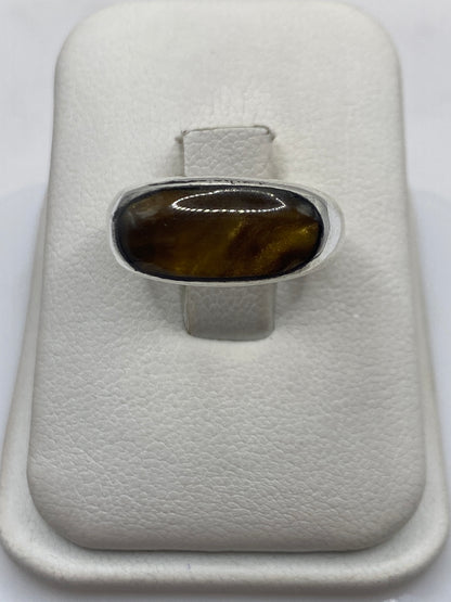 Anillo sello de plata .925 con piedra café natural en estuche de presentación blanco