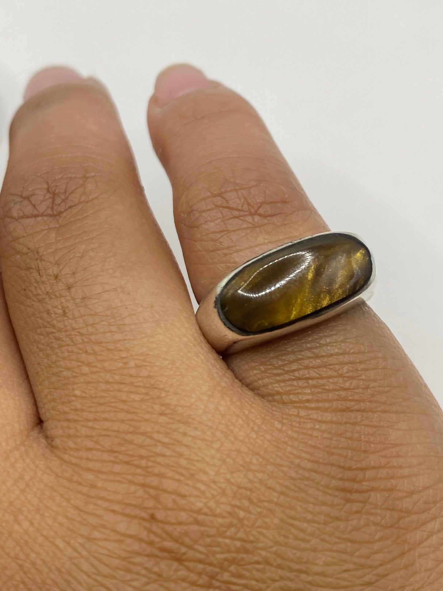 Anillo de plata sello en dedo con sello .925 MEXICO visible en el interior