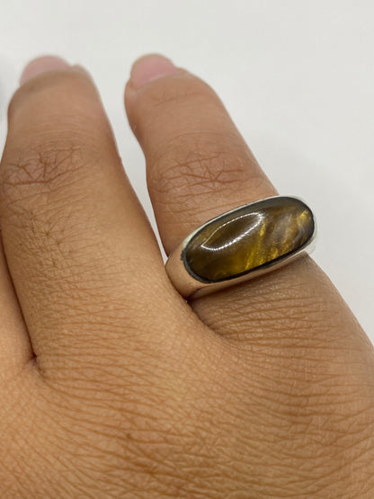 Anillo de plata sello en dedo con sello .925 MEXICO visible en el interior
