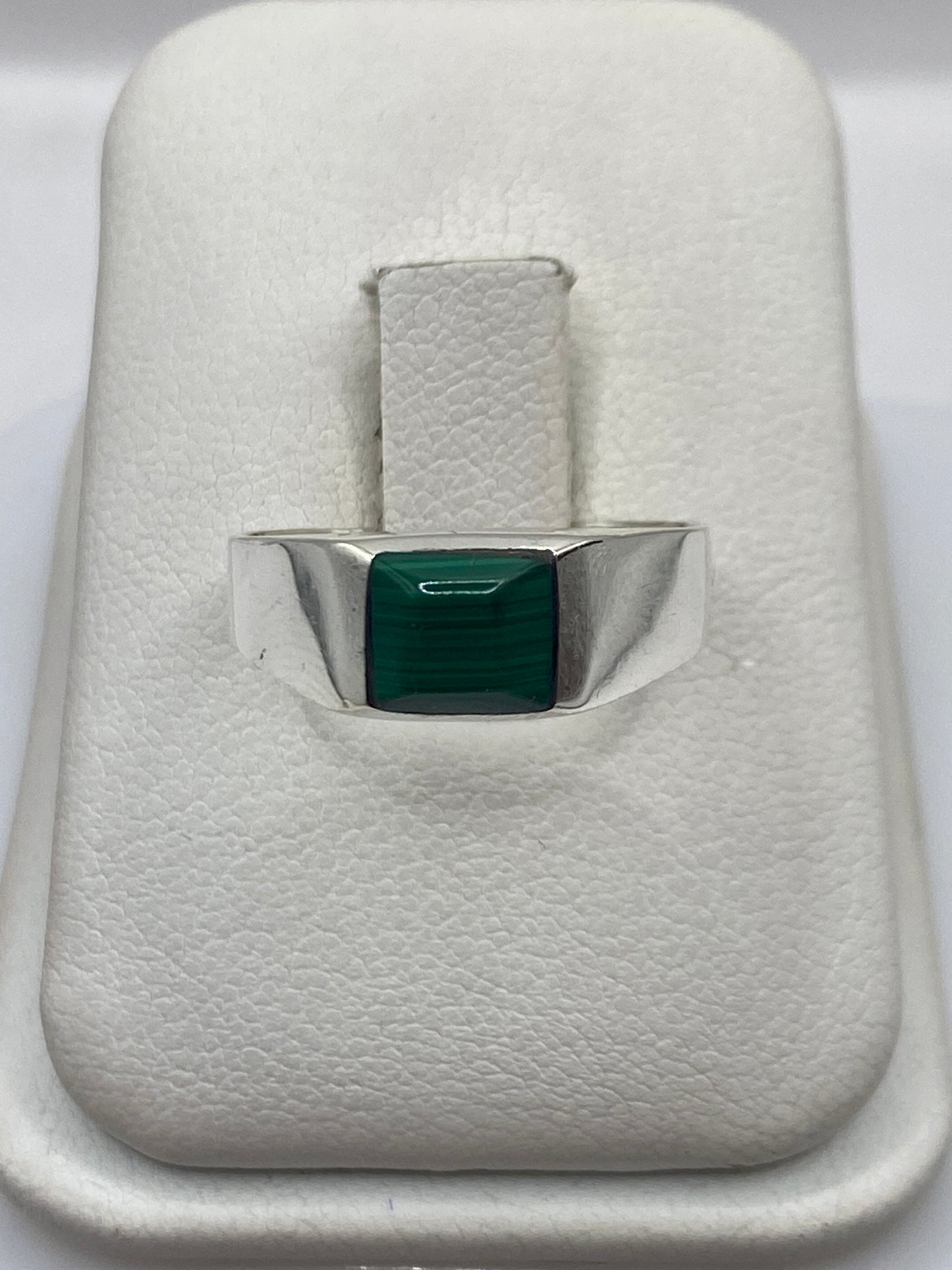 Anillo de plata minimalista con malaquita verde en estuche blanco