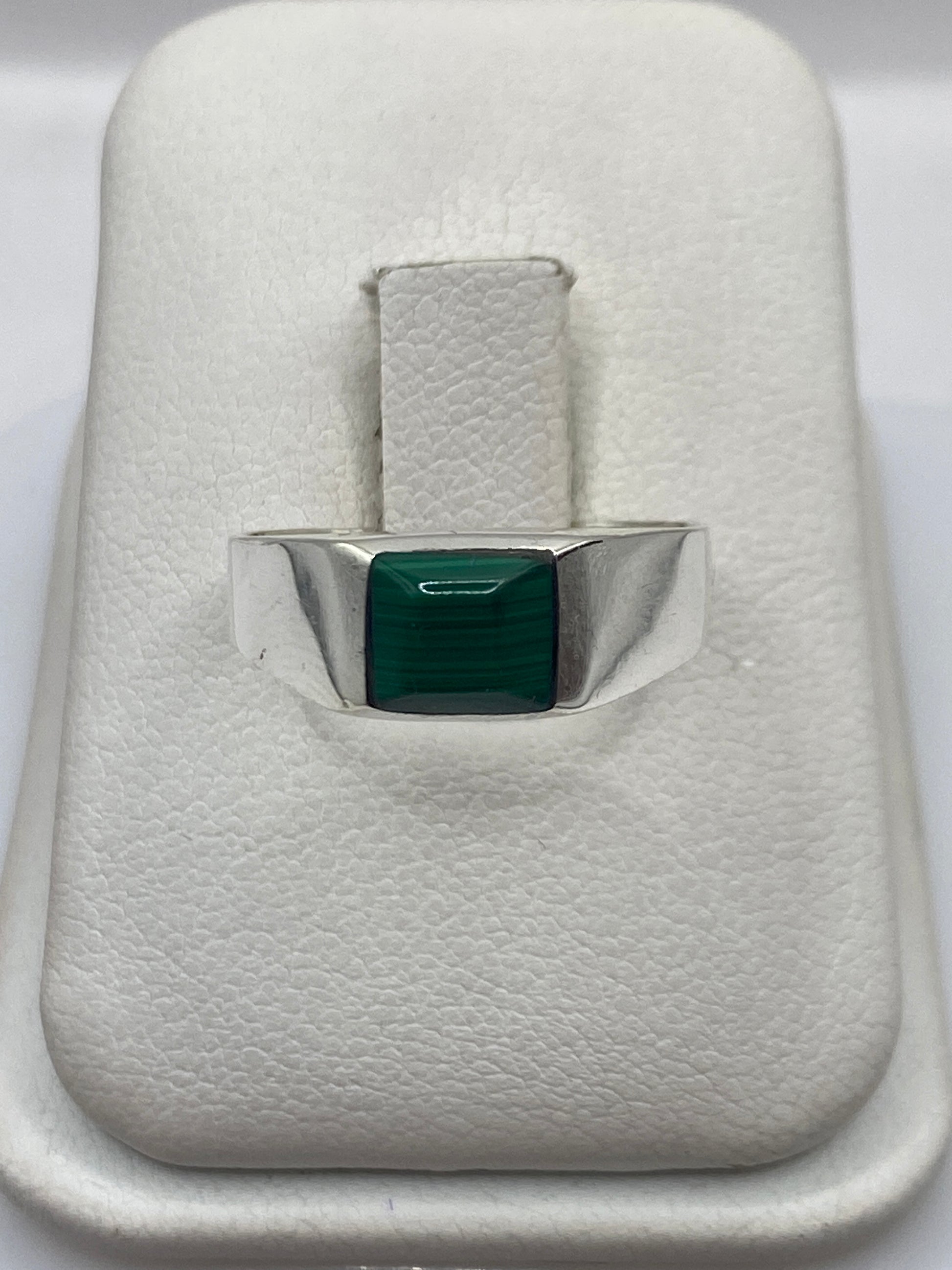 Anillo de plata minimalista con malaquita verde en estuche blanco