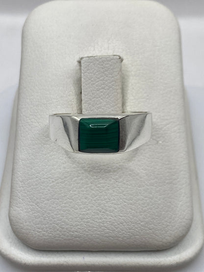 Anillo de plata minimalista con malaquita verde en estuche blanco