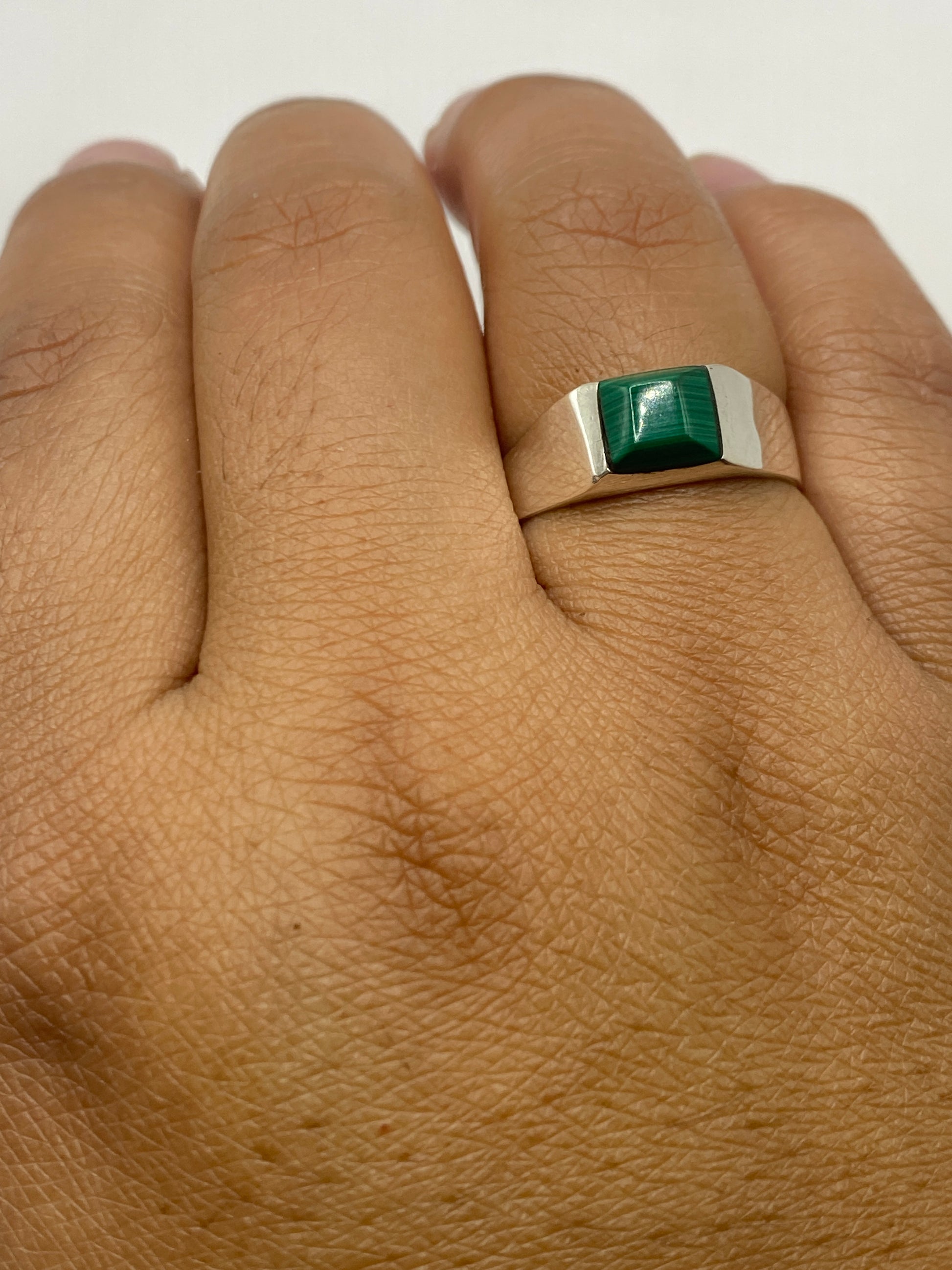 Detalle del sello .925 en la banda de plata del anillo unisex