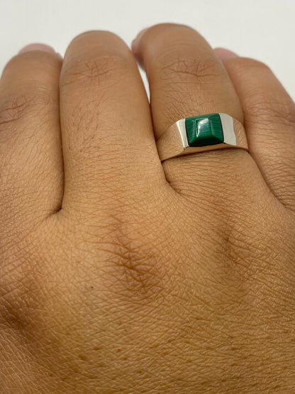 Detalle del sello .925 en la banda de plata del anillo unisex