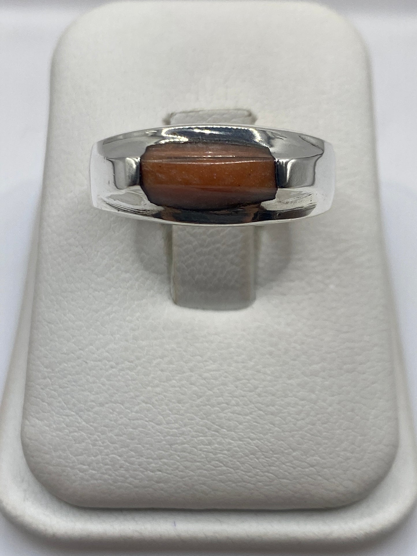 Anillo de plata .925 con piedra natural en talla 8, visto de frente
