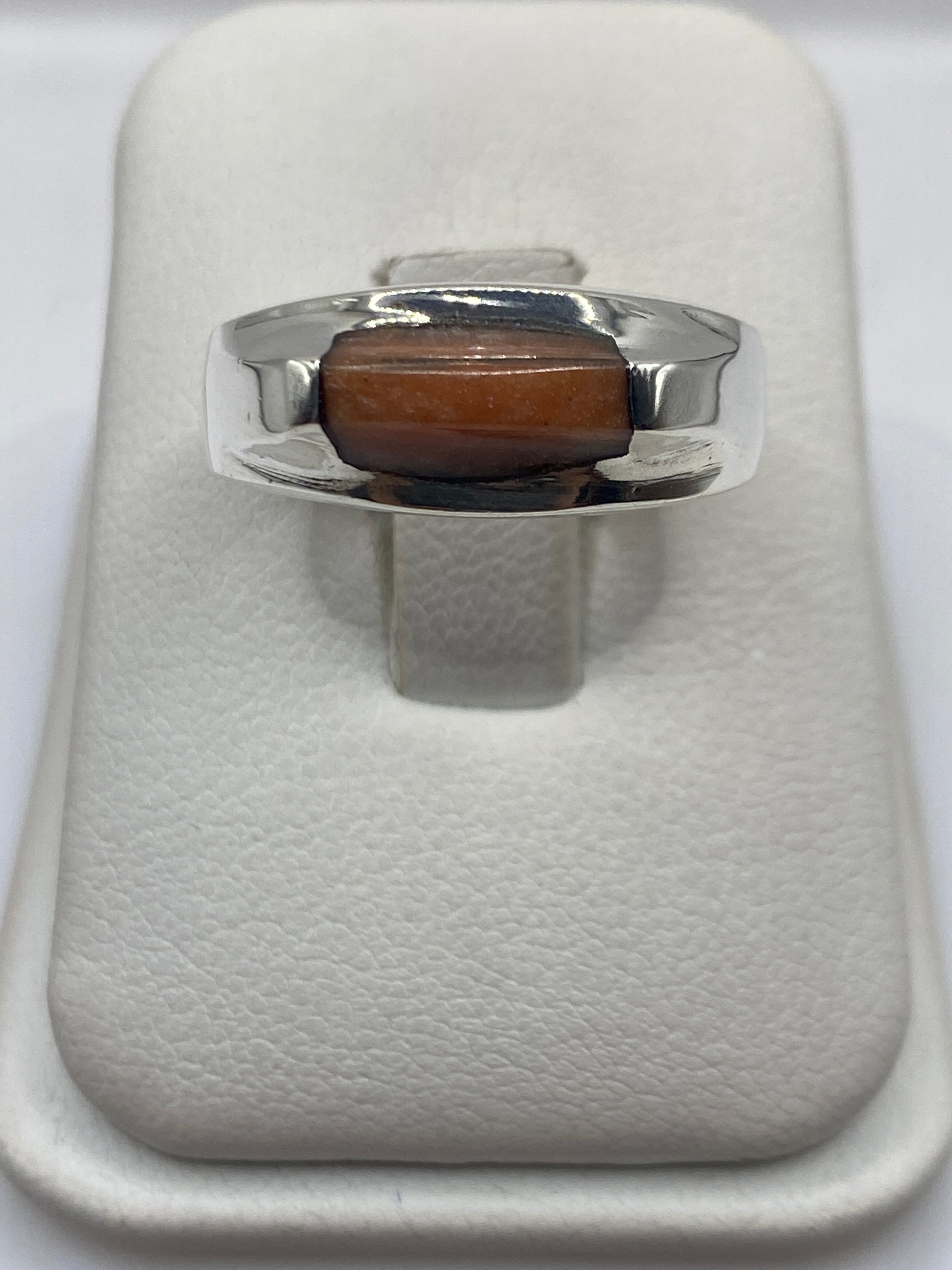 Anillo de plata .925 con piedra natural en talla 8, visto de frente