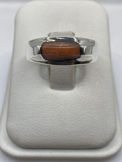 Anillo de plata .925 con piedra natural en talla 8, visto de frente
