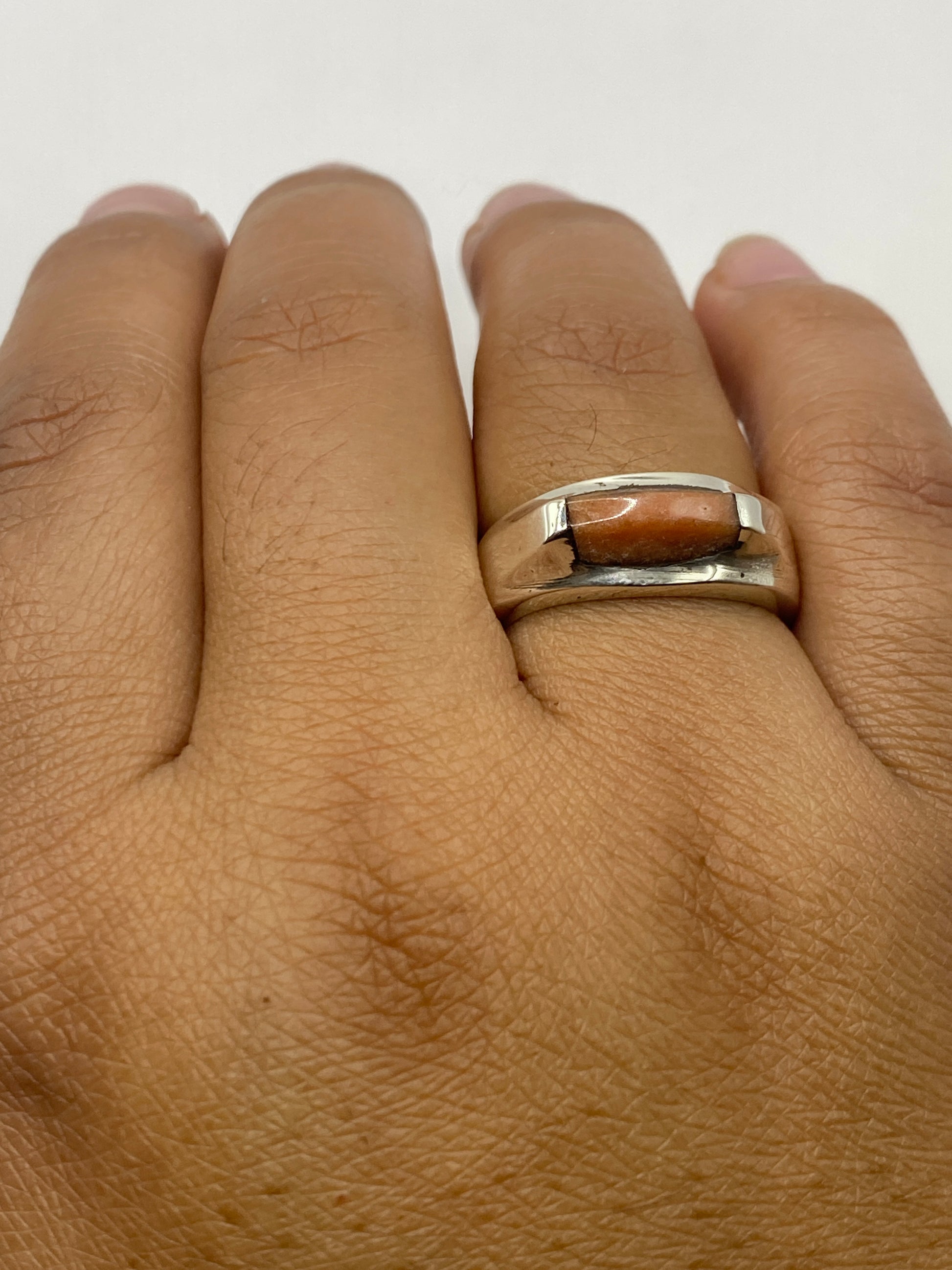 Anillo en la mano mostrando su presencia y solidez de 8.2 gramos