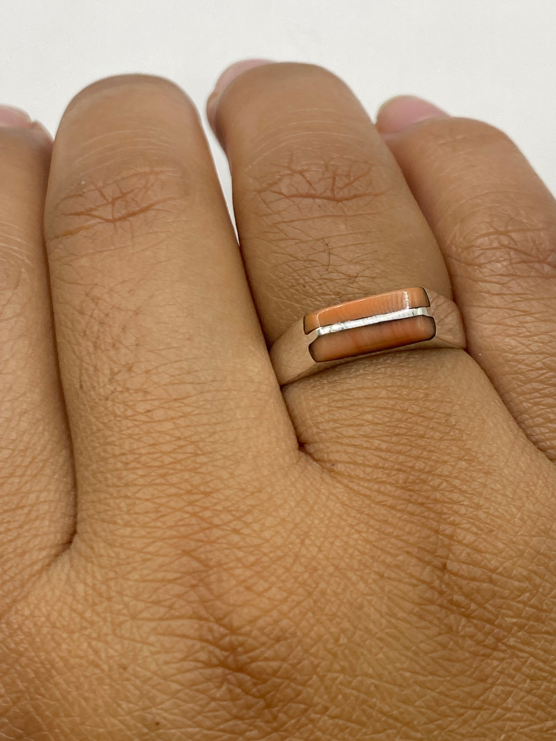 Anillo sobre fondo gris mostrando el sello 925 en la banda interior