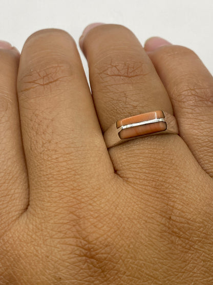 Anillo sobre fondo gris mostrando el sello 925 en la banda interior