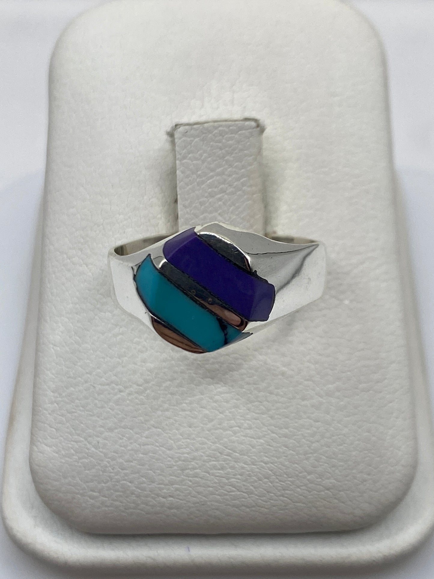 Anillo de plata con turquesa azul cielo en diseño minimalista solitario