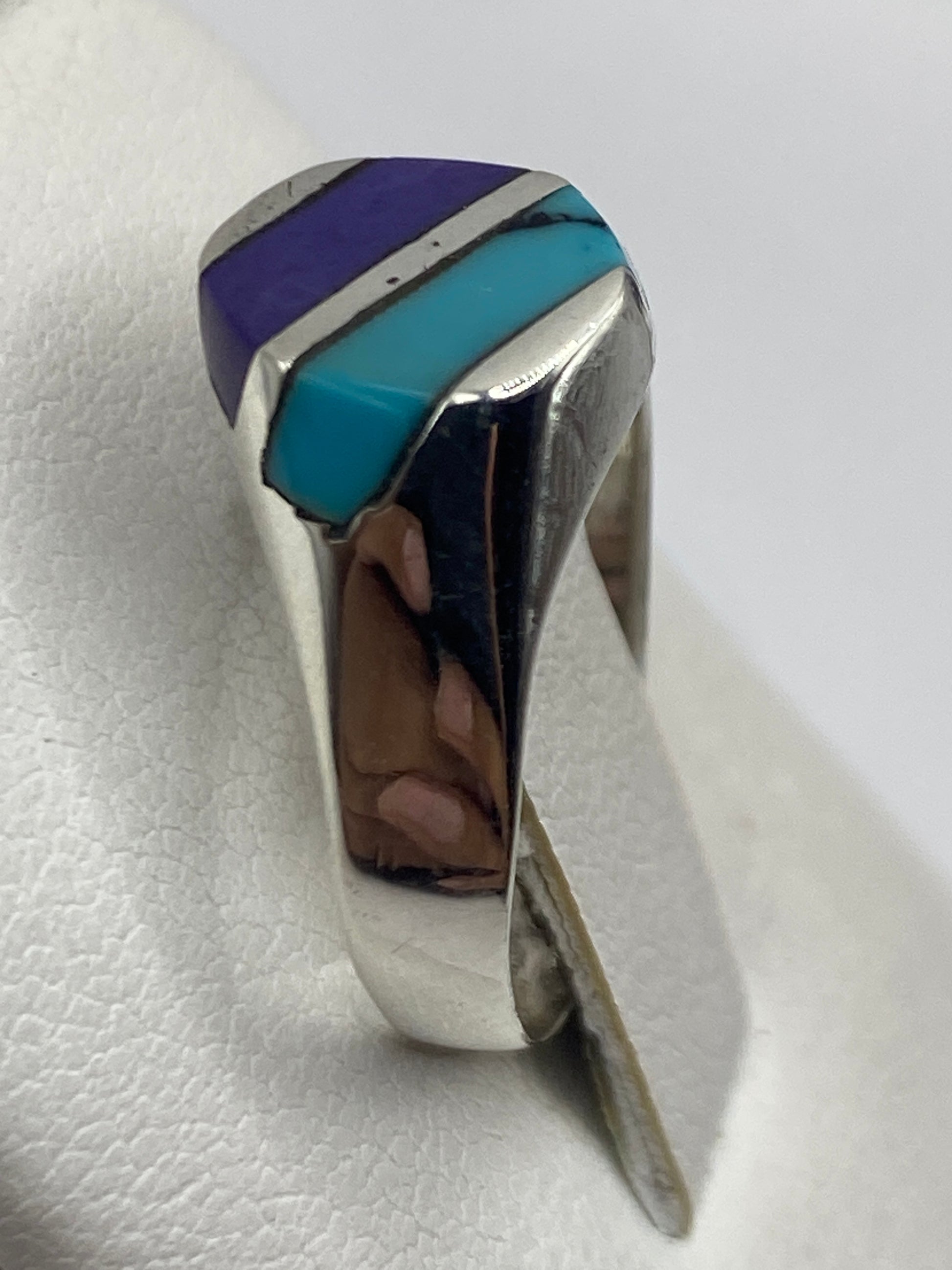 Detalle del engaste de turquesa natural en anillo de plata de Taxco