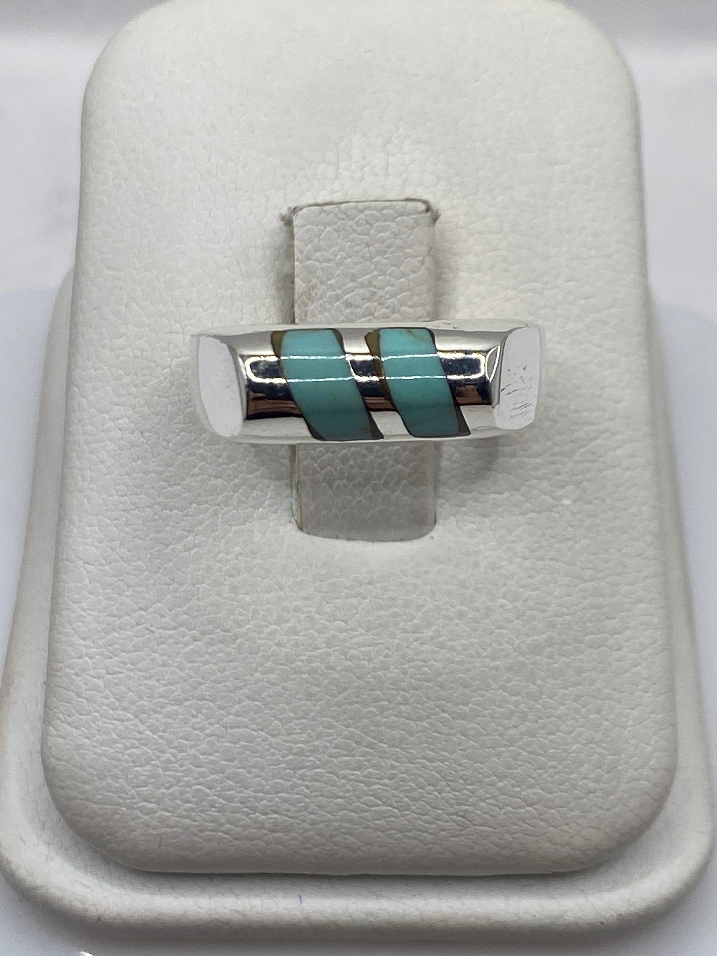Anillo de plata .925 con turquesa azul cielo engastada, sobre estuche blanco