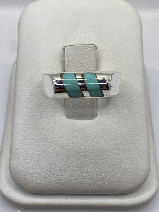Anillo de plata .925 con turquesa azul cielo engastada, sobre estuche blanco