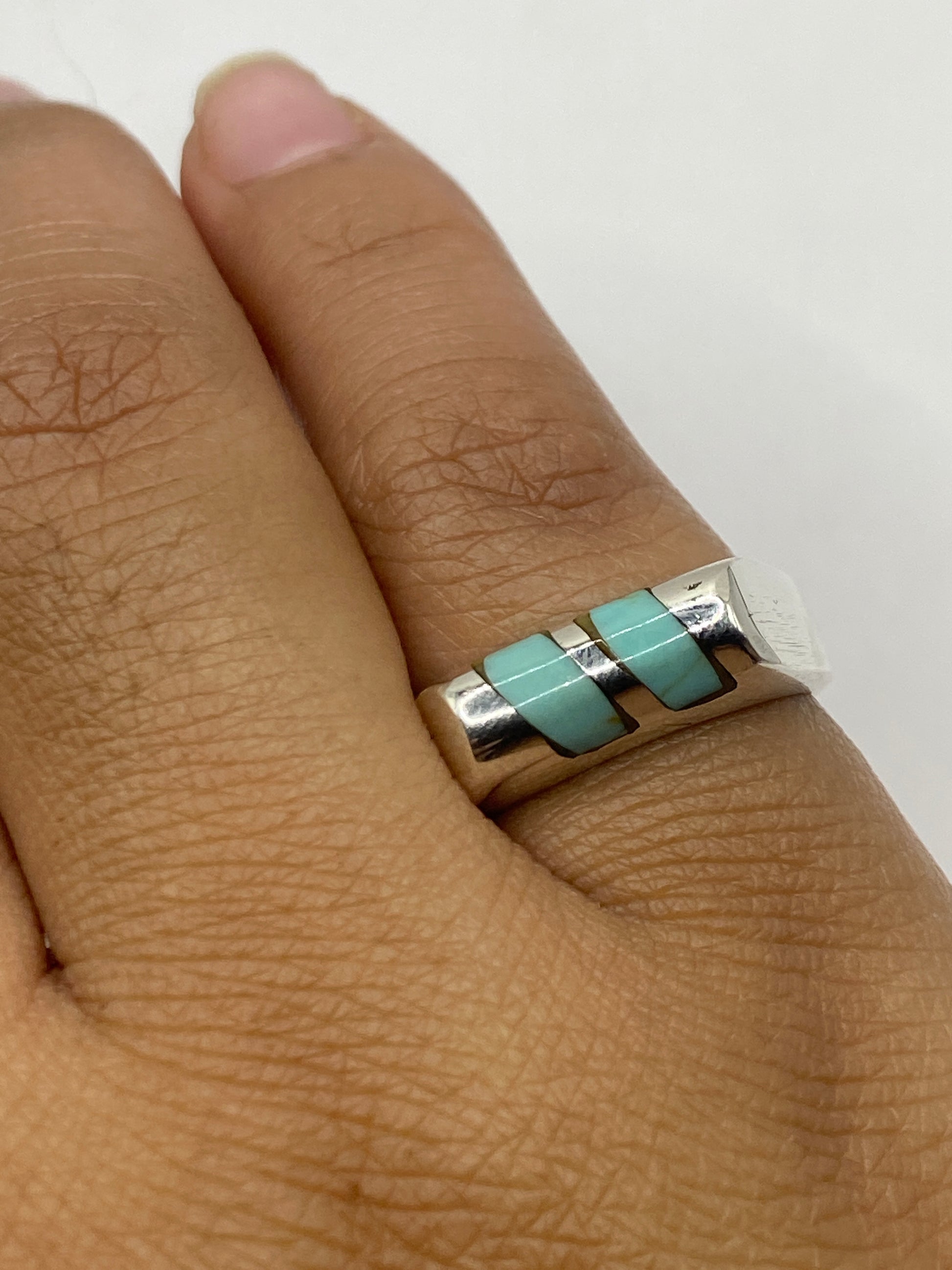 Anillo en dedo demostrando el tamaño y la tonalidad azul cielo de la piedra