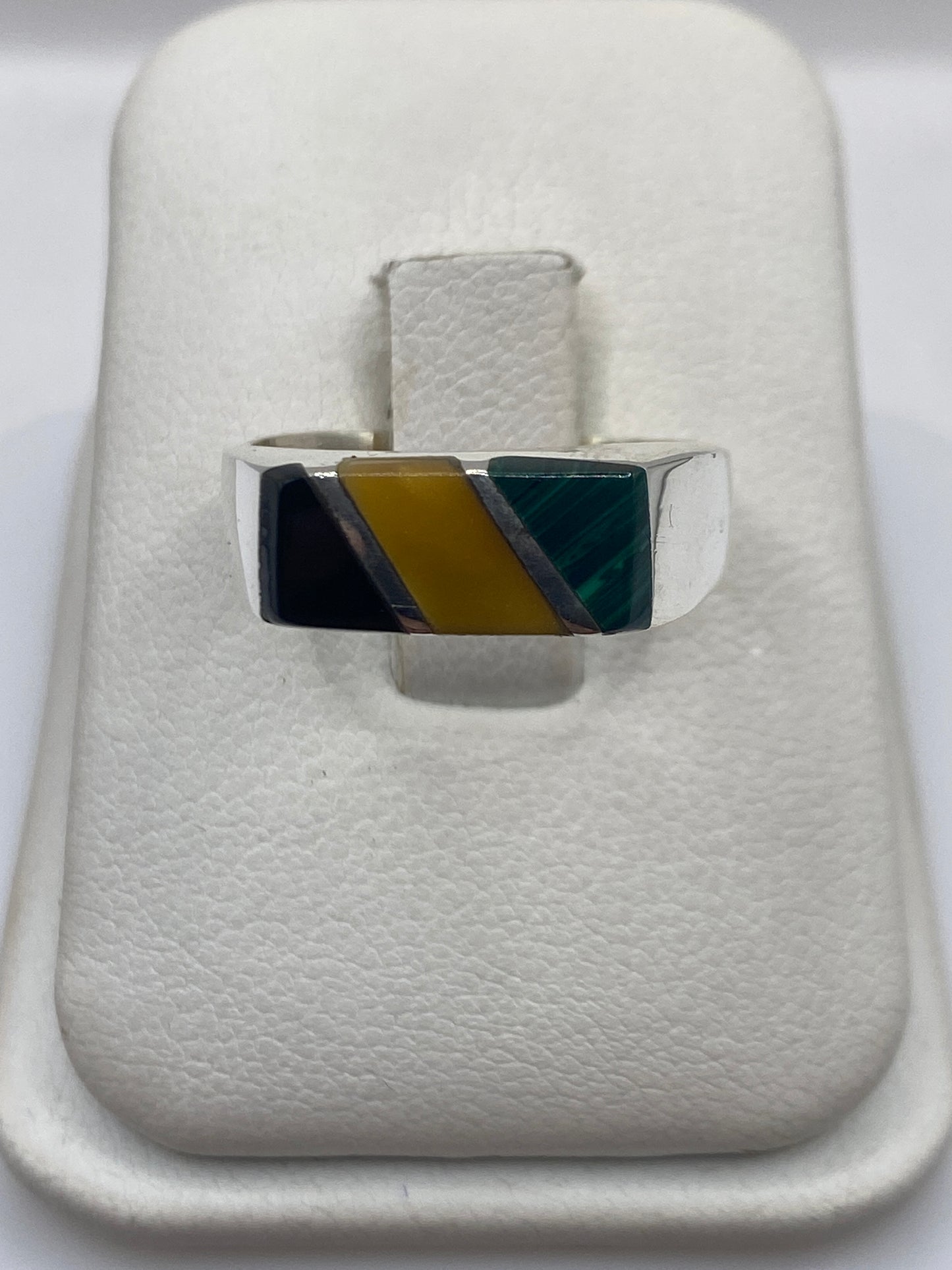 Anillo sello de plata con malaquita verde en caja presentación blanca
