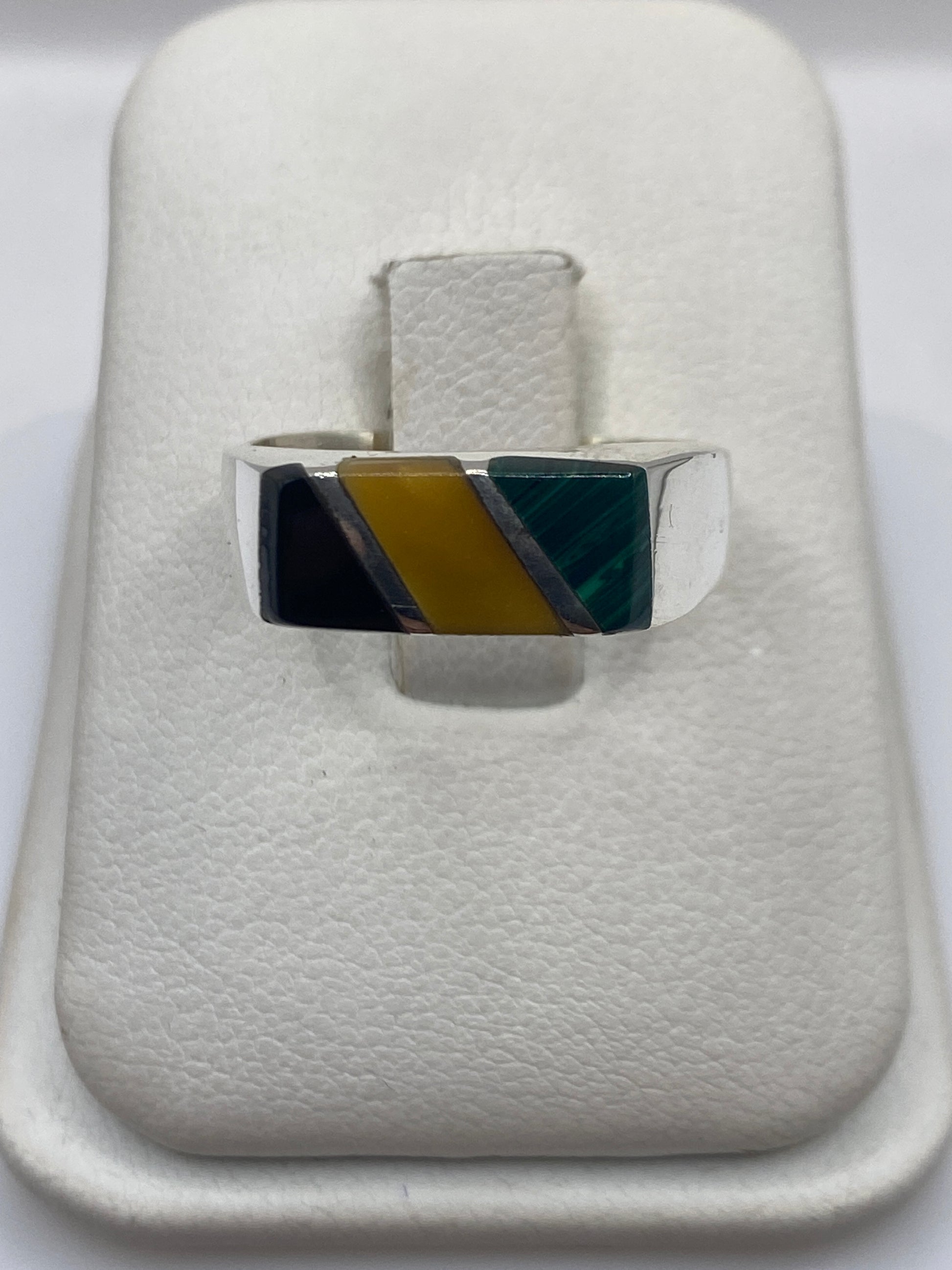 Anillo sello de plata con malaquita verde en caja presentación blanca