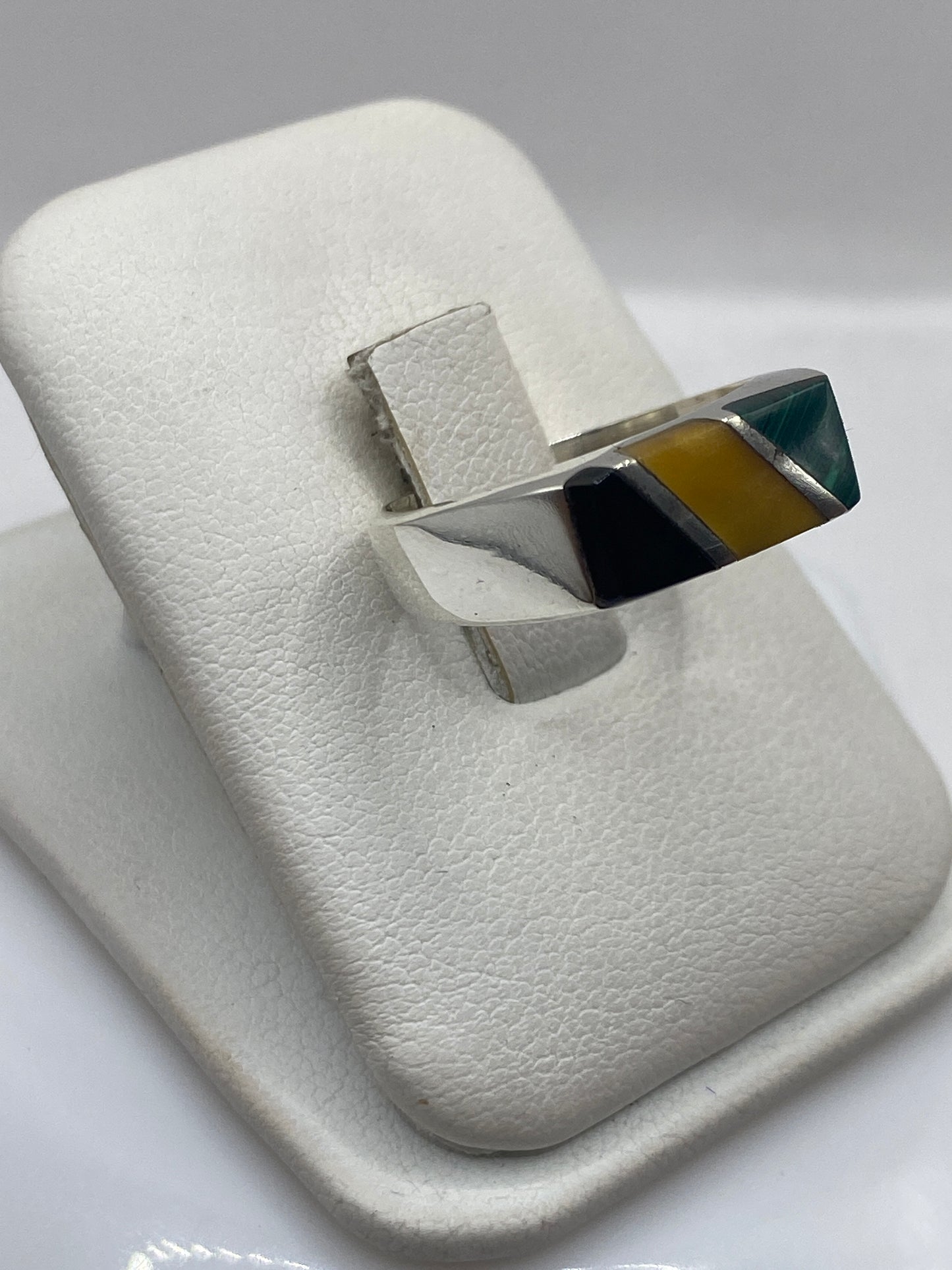 Vista frontal de anillo con malaquita verde natural, band 8mm plata .925