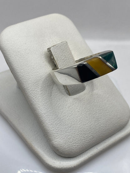Vista frontal de anillo con malaquita verde natural, band 8mm plata .925