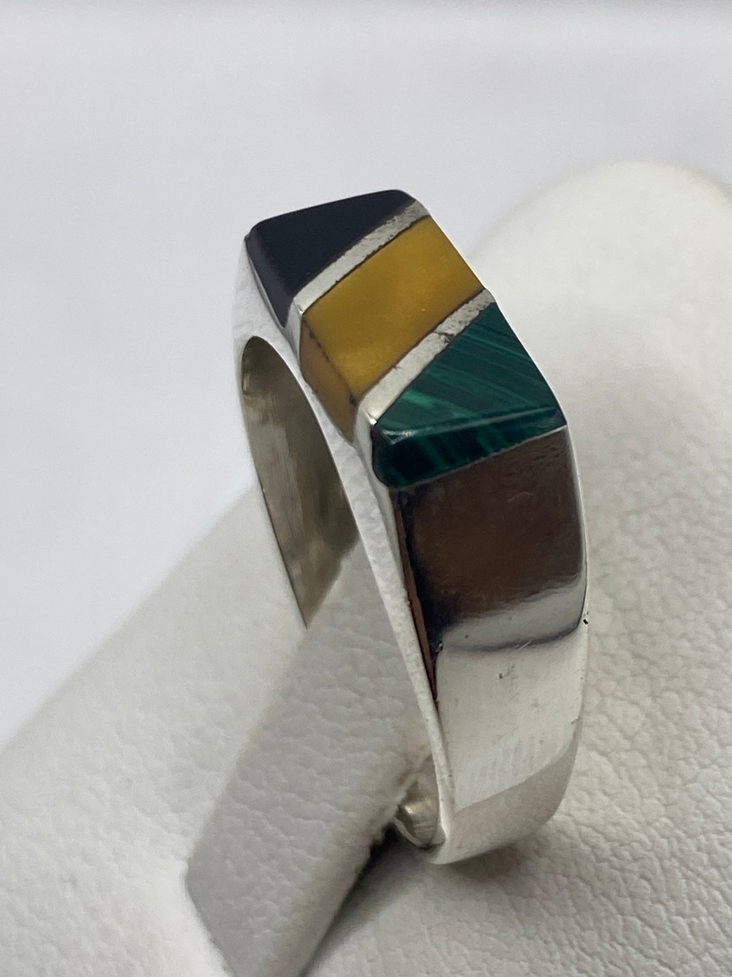 Detalle de vetas malaquita verde profundo en engaste de plata