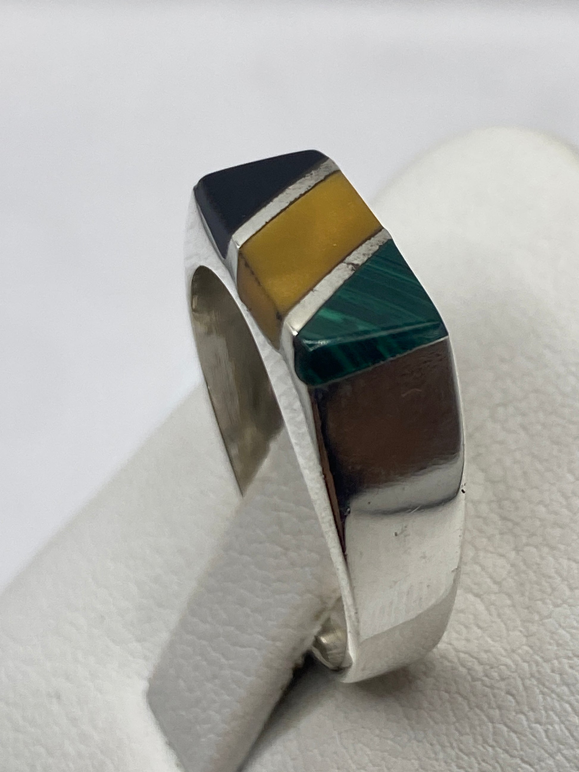 Detalle de vetas malaquita verde profundo en engaste de plata