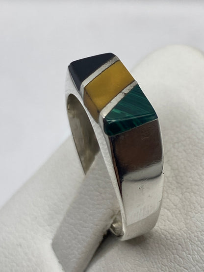 Detalle de vetas malaquita verde profundo en engaste de plata