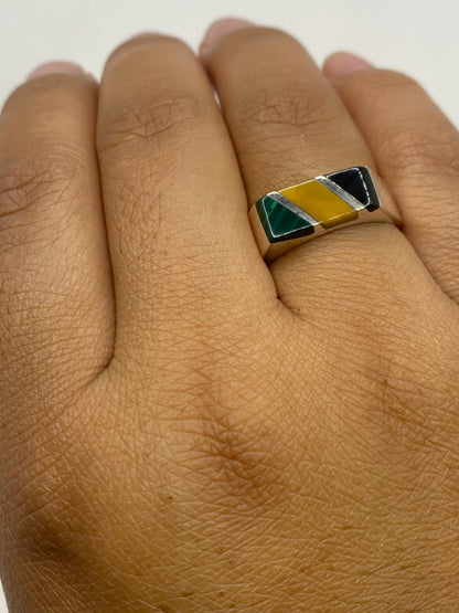 Anillo en dedo mostrando frente rectangular malaquita y sello .925 MEXICO