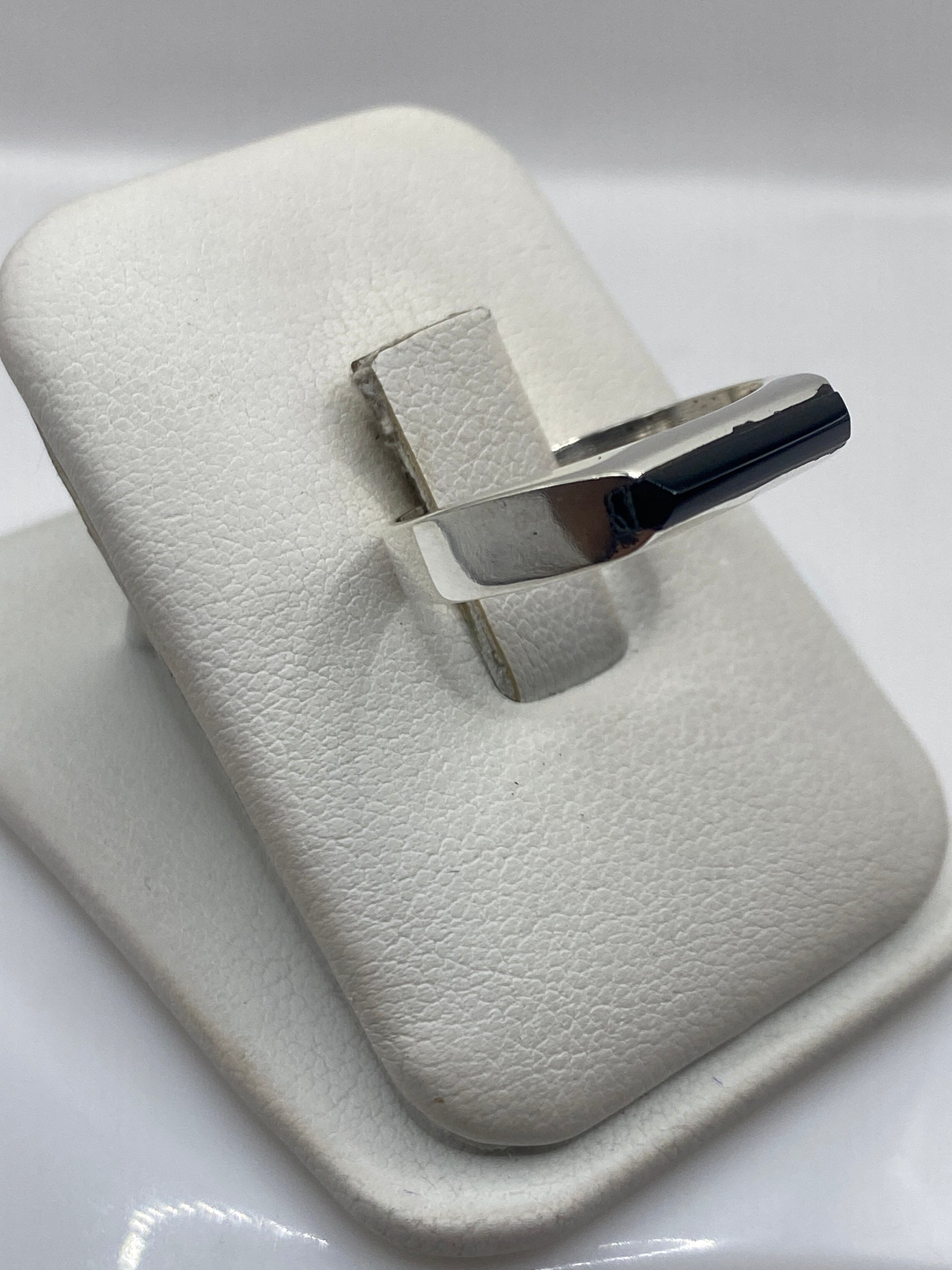 Vista frontal del anillo coctel con piedra de ónix negro rectangular en plata .925