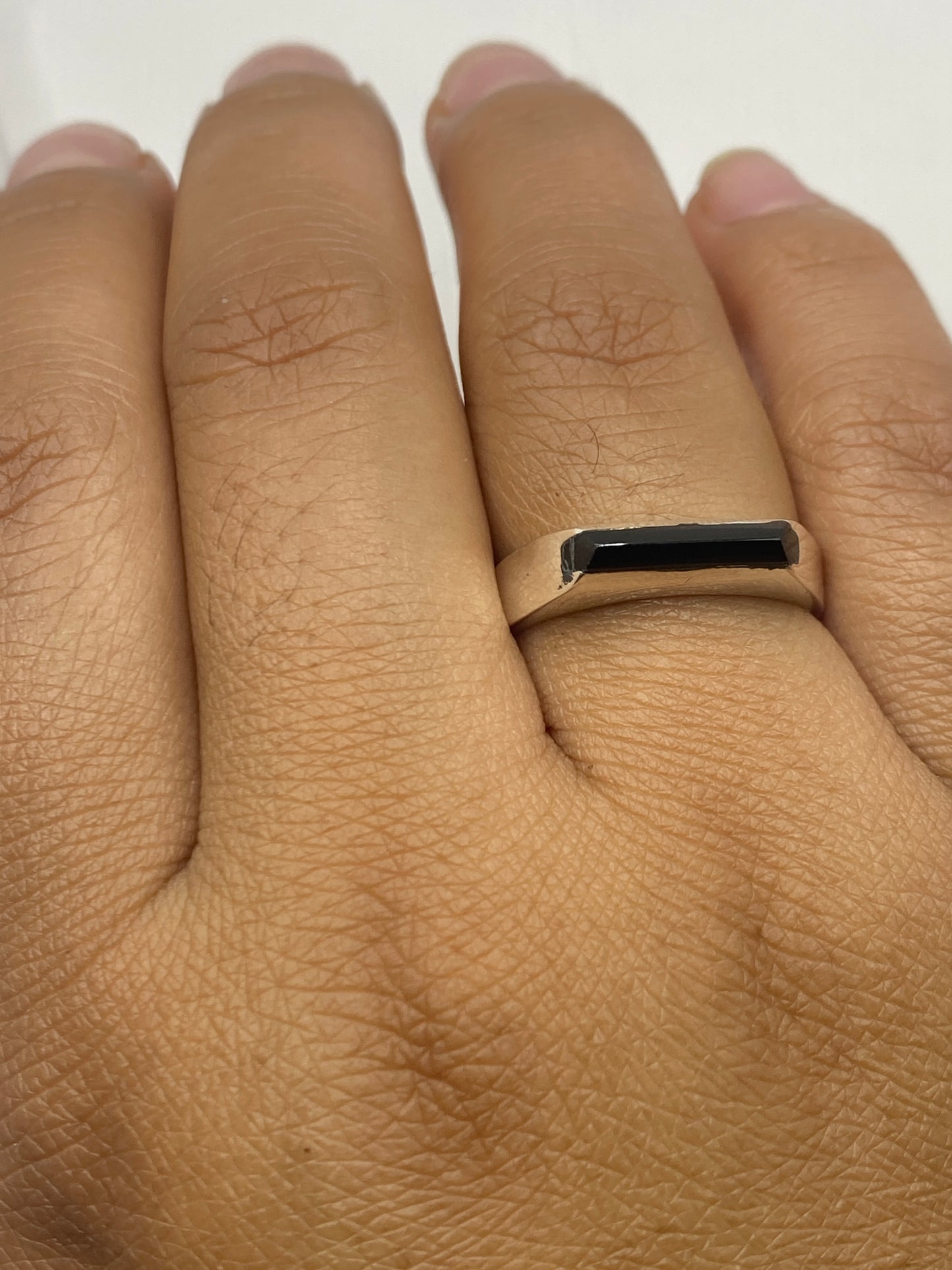 Anillo sobre fondo blanco con sello 925 MEXICO visible en la banda interior