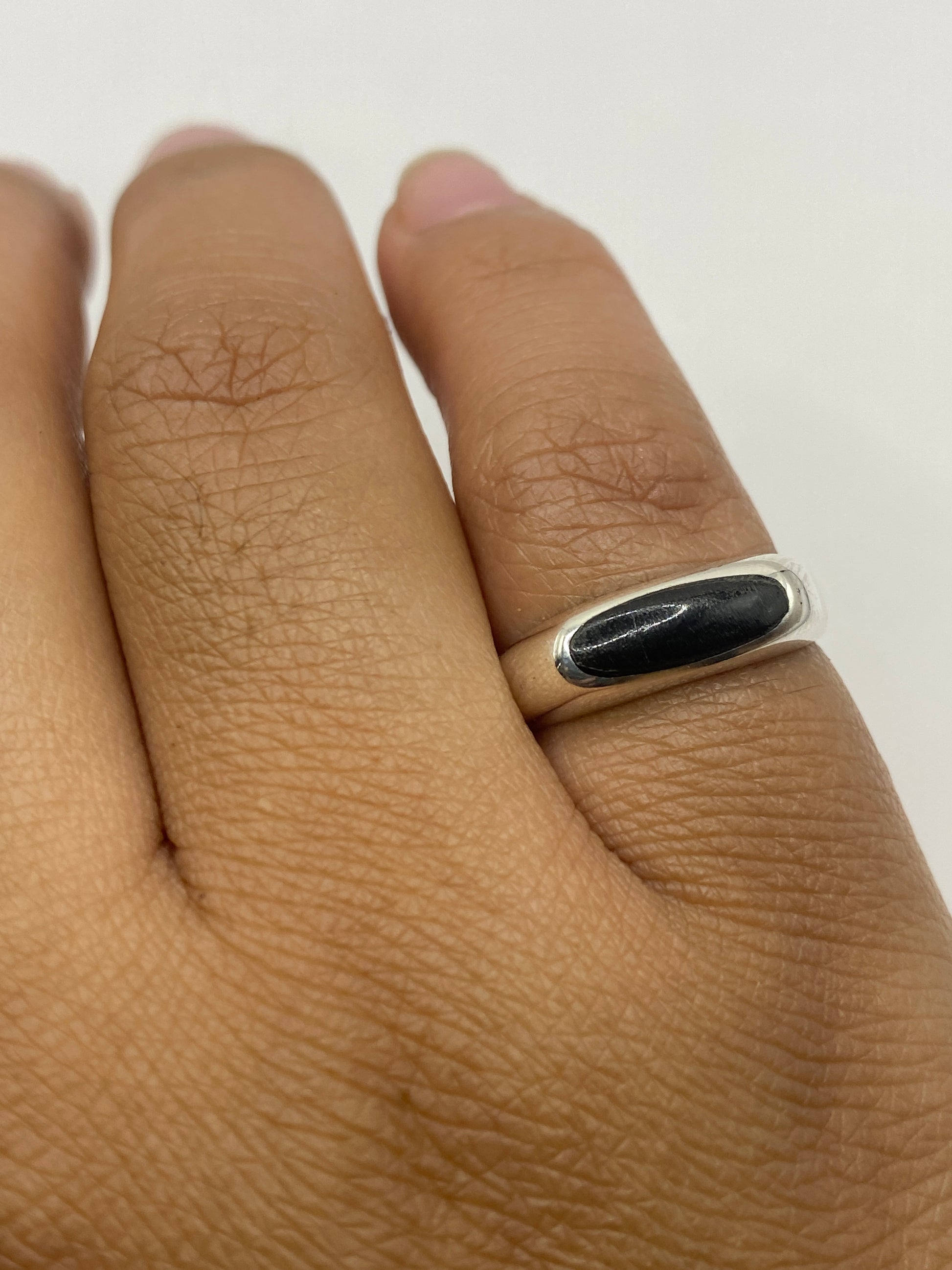 Anillo sellado en plata con sello 925 MEXICO visible en la banda interior