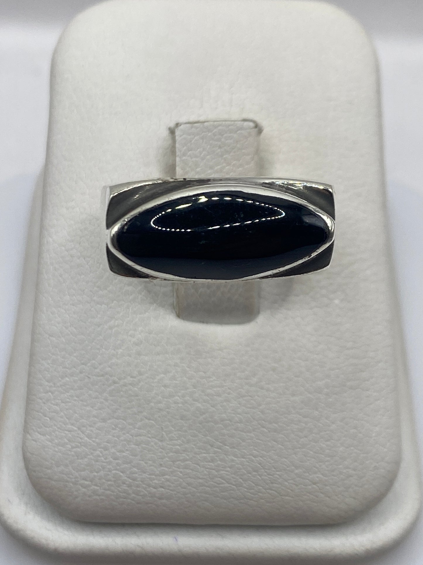 Anillo de plata .925 con ónix negro oval, vista frontal en estuche blanco