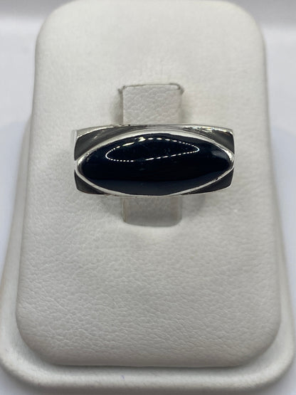 Anillo de plata .925 con ónix negro oval, vista frontal en estuche blanco