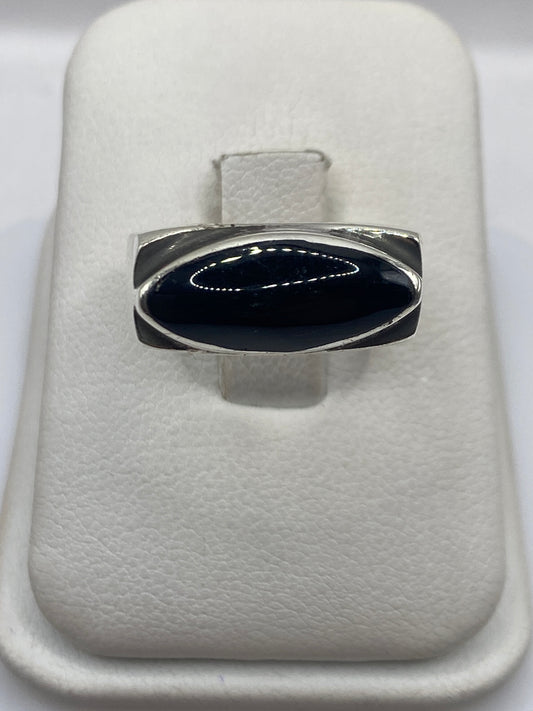 Anillo de plata .925 con ónix negro oval, vista frontal en estuche blanco