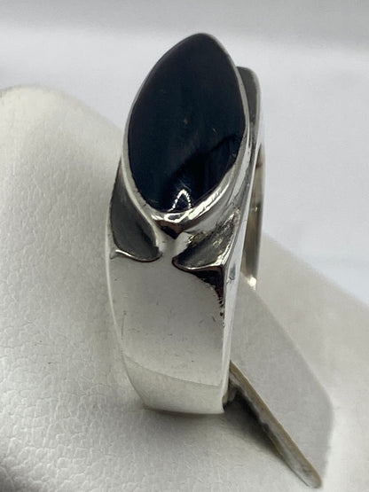 Detalle lateral del anillo minimalista con piedra ónix natural