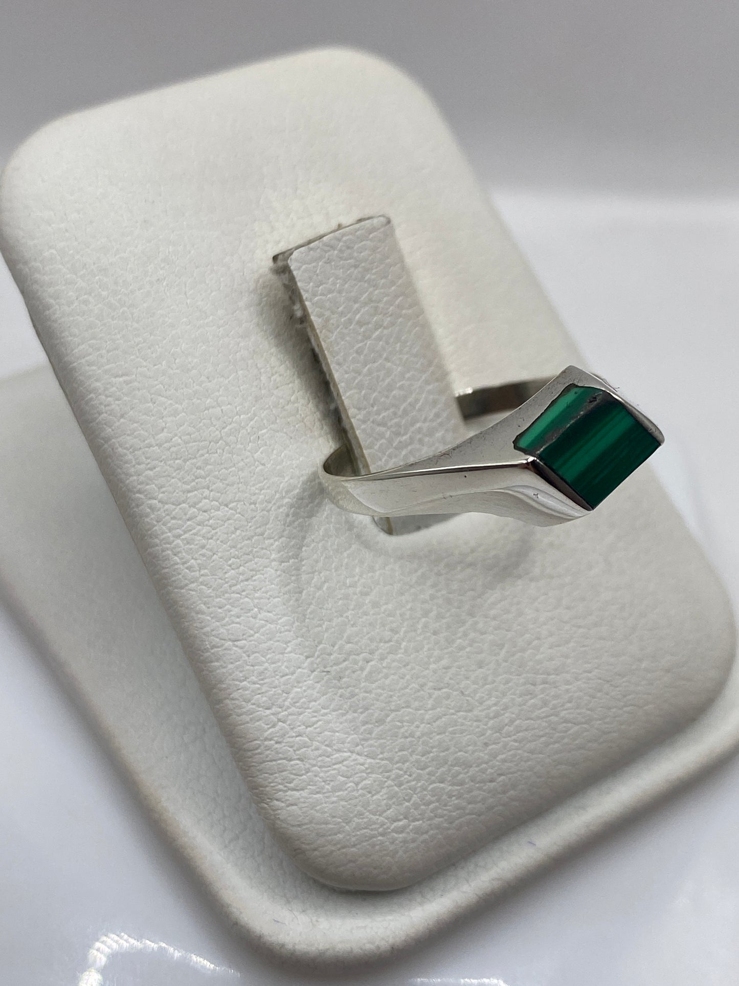 Detalle del engaste a mano de malaquita verde en banda de plata .925