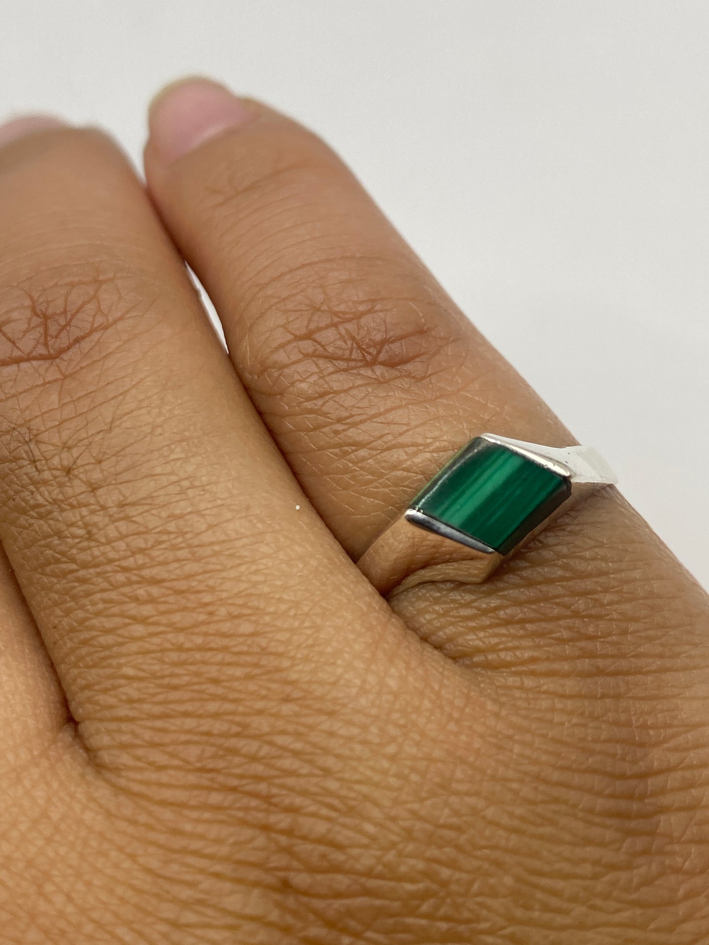 Anillo de plata en escala de gramos, mostrando peso de 2.2 g y sello .925